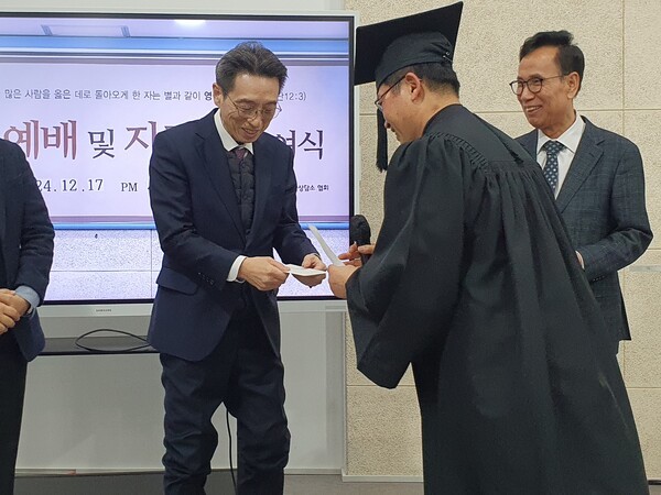 수강생 대표가 교수진들에게 선물을 전달하고 있다.