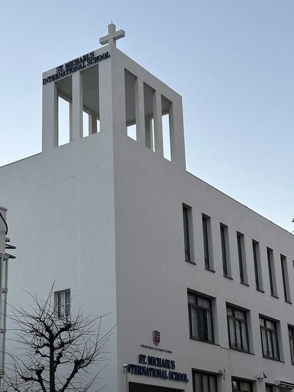 1917년부터 고베에서 살았던 윌리엄 스크랜턴이 감리교에서 영국 성공회로 교단을 바꾼 이후 그의 사망 시까지 고베 이진칸에 있었던 올 세인츠 처치(All Saints Church)에 출석하였다. 한때 모든 교파의 교회들이 연합하여 유니언 교회를 형성하였으나, 영국 성공회 교인들은 거의 모두 탈퇴하고 자신들만의 교회를 일구었다. 현재 영국 성공회 교회는 세인트 마이클 교회와 세인트마이클 국제학교로 남아 있다.