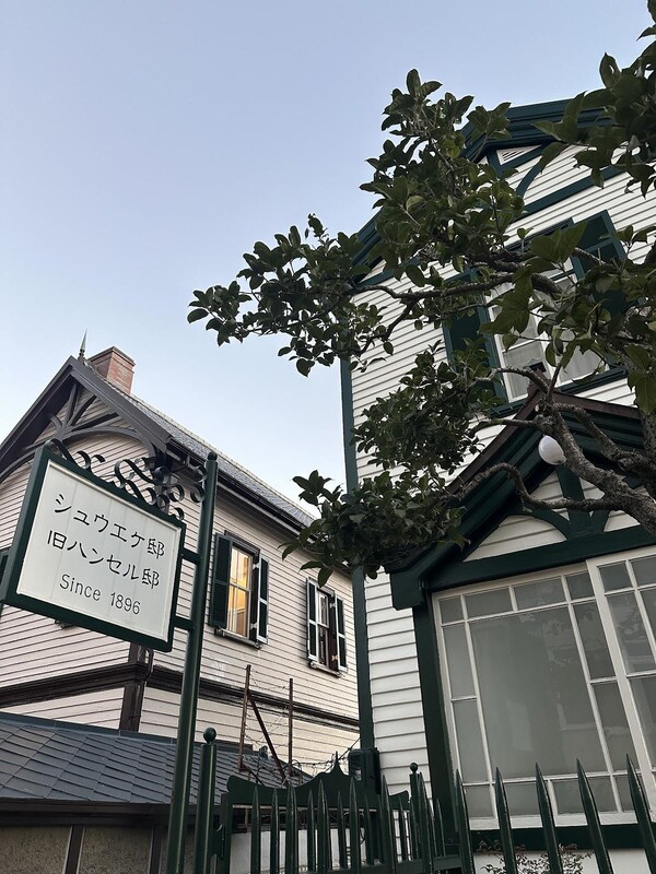 1896년에 지어진 가옥이다. 리니 데이비스와 배선 세례 교인이 1892년 10월 초에 고베 이진칸에 체류하였으니 당시에는 존재하지 않았던 건물인 셈이다.