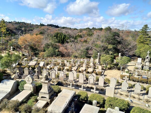 고베 외국인 묘지의 모습이다. 고베가 국제적인 항구 도시였다는 점에서 전 세계 61개국에서 다양한 사람들이 찾아왔고 여기에 묻혔다. 료코산 중턱에 있는 고베 외국인 묘지에는 2,900기가 넘는 묘소가 있다. 일본에서 십자가나 기독교를 상징하는 표식이 여기만큼 많은 곳도 없을 듯하다. 윌리엄 스크랜튼 선교사의 묘소도 여기에 있다. 한국 감리교에서 그의 묘를 이장할 계획인 것으로 전해진다.
