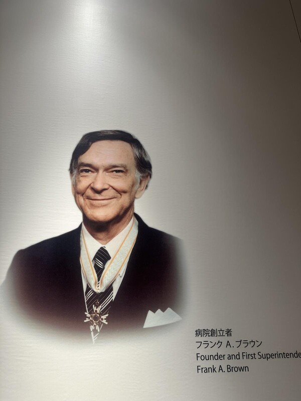 미 남장로교회 파송 의사 선교사인 프랭크 브라운 박사. 그는 기존 일본 병원의 의료진과 병원 직원들이 환자나 가족들에게 친절이 부족한 모습에 상당한 문제 의식을 가지고 있었다. 그래서 브라운 박사는 요도가와 기독병원의 시작부터 기독교의 사랑에 근거한 친절한 서비스에 주안점을 두었다.