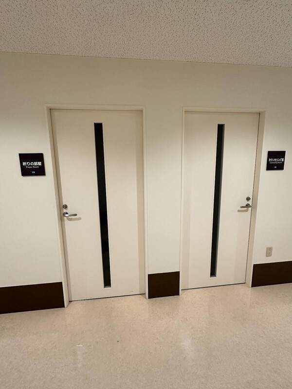 원목실과 상담실이 나란히 붙어 있다. 원목 제도의 원조라고 할 수 있는 미국에서 병원 운영의 어려움이 생기면 가장 먼저 원목실부터 정리해고 하는 경향이 유행처럼 번지는 상황이다. 미 남장로교회의 유산으로 남아 있는 오사카 요도가와 기독병원이나 한국의 전주 예수병원과 광주 기독병원이 깊이 유념해야 할 부분이라 생각된다. ‘기독’, ‘예수’라는 명칭은 예배를 중심으로 사랑과 섬김을 실천하는 것이 중심이기 때문이다.