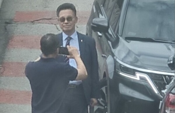 불륜의혹 증거확보를 위해 무인텔에서 선글라스를 낀 김 목사를 촬영하고 있다.