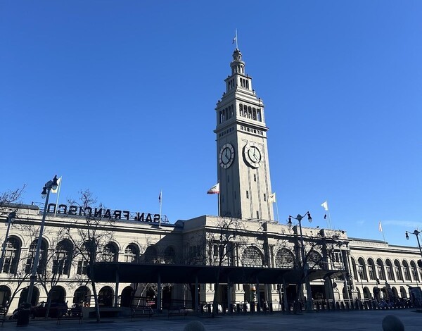 한국으로 가는 관문이었던 샌프란시스코 페리 터미널 전경. 미 남장로교 파송 선교사들은 거의 대부분 이곳을 통하여 태평양을 횡단했다. 드류 선교사는 건강이 회복되어 가는 과정에서, 1. 전라도 선교지로 복귀하려는 염원을 잊지 않고, 2. 한국인 이민자들을 도우면서, 3. 가족의 생계를 책임지려는 가장의 역할을 다하기 위해서 건강 관련 연방 공무원으로 복무하였다. 이곳을 통해 도산 안창호 선생과 이혜련 여사가 도착한 후 근처의 차이나 타운에서 유리방황 하였고, 서울에서 안면이 있었던 드류 선교사가 이들을 만나서 자신의 집을 임시거처로 제공하였다. 장인환, 전명운 의사가 친일 외교관 스티븐슨을 저격한 곳이기도 하다.