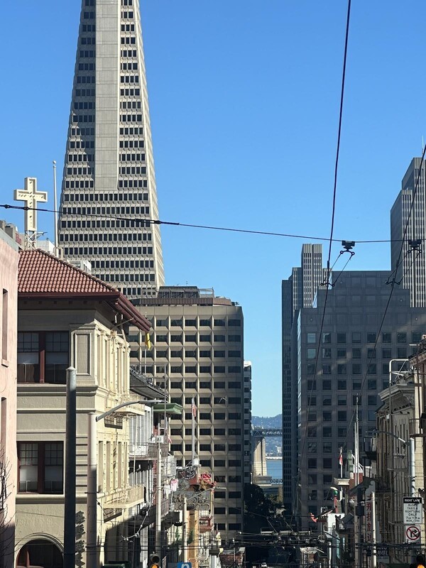 샌프란시스코 페리 터미널과 연결된 차이나 타운. 드류 선교사의 배려로 미국에 안착한 도산 안창호 선생이 한국 사람들끼리 인삼을 팔면서 심하게 경쟁하며 싸우는 모습을 보고 ‘한인 친목회’를 조직하게 된 계기가 바로 차이나 차운에서 시작되었던 것이다. 이 친목회는 미주 최초의 한인 모임이었다. Dr. Drew’s missionary work at San Francisco Chinatown.