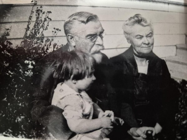 버지니아 체이스 시티로부터 대륙 횡단 열차를 타고 오빠인 드류 선교사를 방문한 호르텐스 드류(Hortense Drew) 여사. 집안의 장남으로서 드류 박사는 동생들을 살뜰하게 챙기며 오빠로서의 역할에 충실하였다. 드류 박사에게는 두명의 여동생들이 더 있었는데, 아넷은 19세의 나이에 병을 이기지 못하고 죽었고, 에바는 현재도 행방을 찾지 못하고 있다. 호르텐스 드류 여사는 버지니아에서 여성 교육 및 사회 활동가로 활약이 대단하였다. 1876년에 모친이 사망하고 나서 홀로 지내게 된 부친 토마스 드류 목사를 곁에서 돌보느라 결혼도 못했다. 부친 토마스 드류 목사가 1922년에 97세의 일기로 별세한 후 그때야 동거한 기록은 있다. Dr. Drew and his Sister Hortense