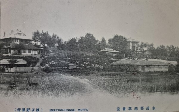 드류 박사가 소장하던 목포 선교 스테이션 사진이다. 탁월한 인문학적 소양을 겸비한 의사답게 드류 선교사는 한국과 연관된 모든 것들을 아끼고 소중하게 생각하였다. 평생을 전라도 선교지로 돌아가고자 했던 드류 선교사 부부의 염원이 이루어지는 날이 오기를 기대하며 소원한다. 아울러 드류 선교사의 손을 거친 모든 유물들도 그의 염원과 함께 한국으로 오기를 바라마지 않는다. 드류 선교사가 전라도 선교지로 복귀하지 못했던 중요한 이유가 하나 더 있었을 것이라는 가능성이 필자의 뇌리를 떠나지 않는다. 1905년의 을사늑약과 1910년에 한일합방으로 일제가 한반도 통치를 시작한 데서 실마리를 찾을 수 있다는 생각이다. 그가 노골적으로 한국인들의 독립운동을 적극적으로 도왔기 때문에 일본인들에게 드류 박사가 요주의 인물이었을 가능성 말이다. 이런 측면에서, 독립기념관의 도산 안창호 선생 기록에 드류 선교사의 이름이 정확하게 거명되는 것과도 연관성이 있지 않을까 생각한다. 더 많은 연구가 필요하다. Dr. Drew’s Photo