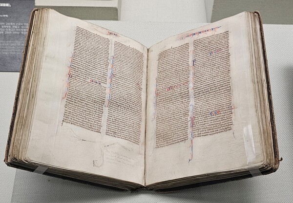 불가타 성경(출처-숭실대 한국기독교박물관, 사진=박무종)