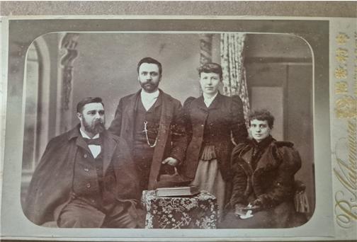 한국으로 오는 여정 중에 일본에 잠시 체류하면서 찍은 사진. 착석한 드류 박사와 루시 드류 선교사. 드류 선교사 부부는 신혼여행 하듯이 일본에서 시간을 보냈다. 원래 인문학적인 소양이 풍부한 드류 박사에게 일본의 지리, 역사, 문화 등은 호기심 어린 관심사였다.