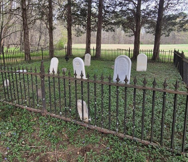 오웬 선교사의 외갓집인 오크 클립 저택의 한켠에 있는 가족묘지