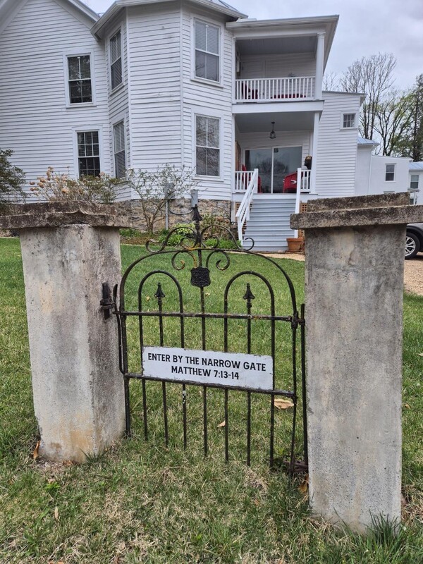 렉싱턴 집의 성구가 적힌 오래된 펜스