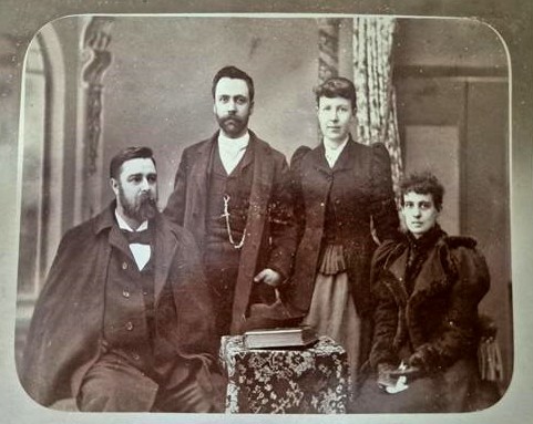 드류 선교사 부부는 한국으로 파송되어 오는 여정에서 일본에 들러 1894년 2월 전후로 거의 한 달 동안 체류하였다. 드류 선교사가 낭만 닥터로서 인문학적 소양이 타의 추종을 불허했기 때문에, 다양한 문화, 역사, 전통 등에 대하여 관심이 지대하였다. 앞에 앉은 부부가 드류 선교사, 뒤에 기립해 있는 부부가 그레함 가족이다. 당시 일본에서 찍은 실물 사진들도 필자가 다수 가지고 있다.