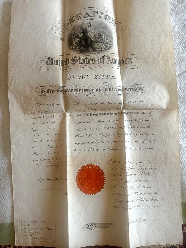 1894년 3월 3일부터 서울에서 사역을 시작한 드류 선교사는 주한 미 영사관을 통해 주한 미국인으로 등록하였다. 이 문서는 주한 미 영사관이 발급한 공식 등록증이다. 빨간색으로 찍힌 주한 미 영사관의 인장이 선명하다.