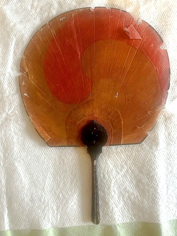 드류 선교사가 사용하던 태극 문양의 부채다. 드류(유대모) 선교사는 한국 사람만 아니라 한국의 모든 것들을 사랑하고 존중하였다. 그는 군산에 간이진료소와 약방을 운영하면서, 평일 진료 시간에는 적십자기를 내걸어 환자들에게 알렸고, 주일에는 미국 국기를 걸어 진료하지 않는다는 표식으로 삼았다. 드류 선교사는 미국 국기 대신 태극기를 게양하려고 백방으로 찾았으나, 처음에는 구하지 못했다. 1902년 10월에 도산 안창호 선생 부부가 미국 오클랜드에 있는 드류 선교사의 월세 집에 체류하기 시작할 무렵에, 그 집 거실에 커다란 태극기가 걸려 있었다. 드류 선교사는 전라도에서 이미 태극기를 사용했던 것으로 보인다.