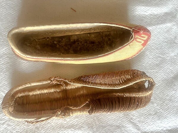 드류 선교사의 부인 루시 드류 선교사가 신던 꽃신과 짚신이다. 선교사의 부인들도 다양한 사역을 감당하였기 때문에, 자녀 양육과 함께 바쁜 사역을 소화했다. 루시 드류 선교사는 ‘뚜부인’으로 불리기도 했던 것 같다.