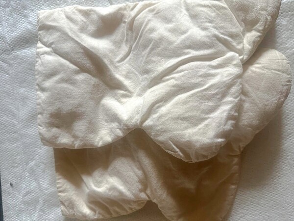 루시 드류 선교사가 신던 겨울용 버선이다. 전라도가 남쪽에 있었지만, 겨울에는 여전히 추위가 기승을 부렸기 때문에 방한을 위해서 한국적인 의복들이 유용하게 사용되었다. 루시 드류 선교사는 결핵성 늑막염으로 죽어가던 남편을 돌보면서, 1901년 말에 만삭의 몸이었기 때문에 참으로 힘든 시간을 보냈다. 1901년 12월 초에 샌프란시스코 옥시덴털 호텔 방에서 막내인 엘리자벳을 출산하였다. 참으로 강인한 분이었다.