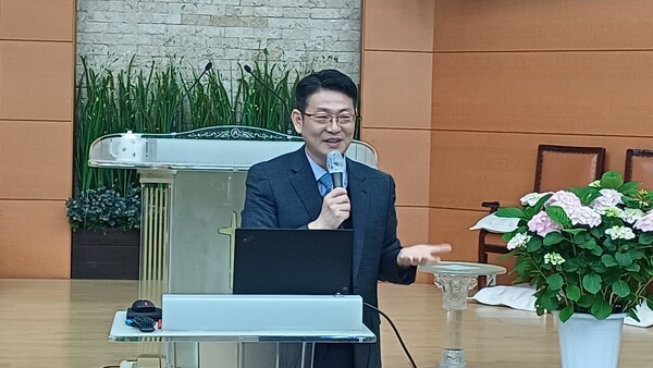 Chat GPT의 유용함을 설명한 최종철 목사