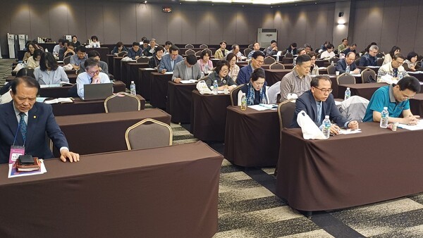 첫째 날 저녁강의 후 참석자들이 함께 기도하고 있다.