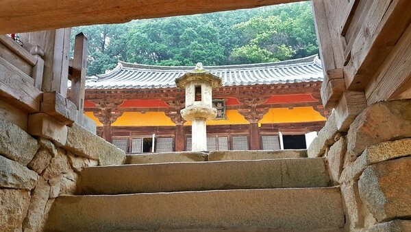 부석사 안양루 밑에서 본 석등과 무량수전(사진=Pinterest)