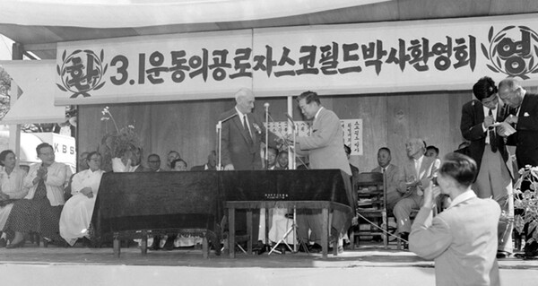 1958년 이화여고 노천강당에서 열린  스코필드 박사 환영회(출처=국가기록원)