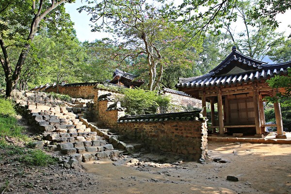 소쇄원의 제월당(霽月堂)은 '비 개인 언덕의 상쾌한 달'이란 뜻이다.