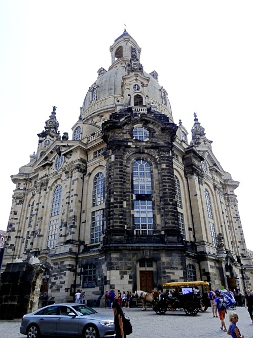 복원된 프라우엔키르헤, 옛 돌과 새 돌이 어우러진 외관이다.