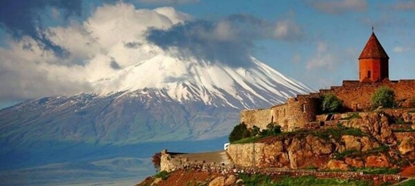 아르메니아의 조명자인 그레고리가 13년간 깊은 굴에 감금되었던 코르비랍에서 바라 본 아라랏산