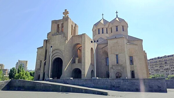 조명자 그레고리 기념 카세드럴. 아르메니아에서 가장 규모가 큰 예배당으로 수도인 예레반의 중심지인 공화국 광장 주변에 있다.