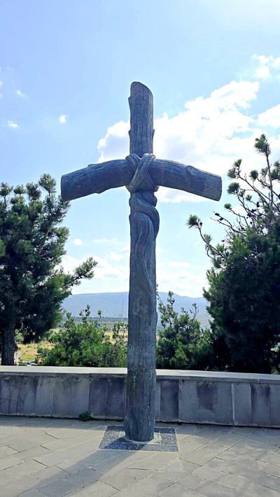 조지아의 조명자 니노(Nino)의 포도나무 십자가이다. 트빌리시의 바다로 불리는 산정 호수 정상에 있는 조지아 연대기에 가장 큰 포도나무 십자가가 세워져 있다.