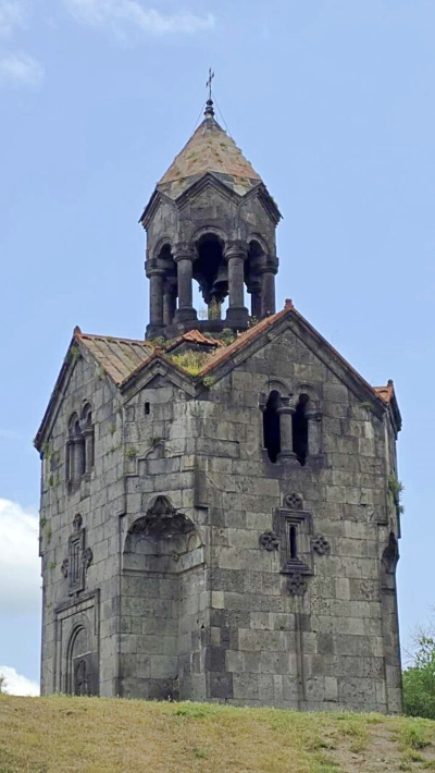 아르메니아 로리 지역에 세워진 12개의 오래된 교회와 수도원교회 가운데 하나인 아흐팟 (죄를 증오한다) 수도원교회의 모습이다.