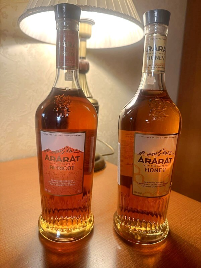 신인류인 노아의 방주가 도착한 아라랏산들을 상징하는 포도 음류인 아라랏이다. ‘노아의 음료’로 부르는데, 포도를 원료로 전통적인 방식에 의하여 독특하게 만들며, 때때로 아르메니아의 국가 과수인 살구와 아르메니아 하이랜드의 2,000미터 이상에서 나는 야생화 꿀을 추가한다.