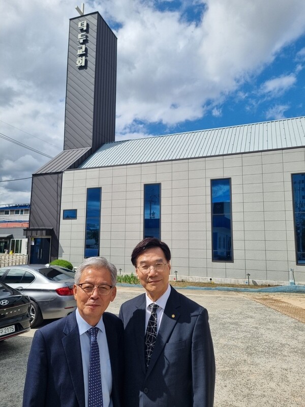 문홍대 장로와 신재철 교수