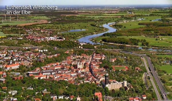 비텐베르크 조감도(사진=nuernbergluftbild.de), 아래 우측에 성교회가 있고 푸른 색은 엘베강이다. 