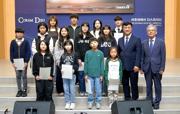 장학금 수혜 학생들과 함께