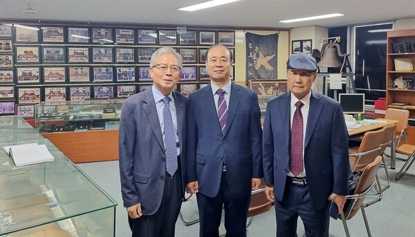 역사관 관리자들과 함께