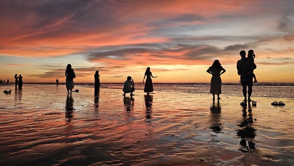 코타키나발루 일몰을 담기에 여념이 없는 사람들