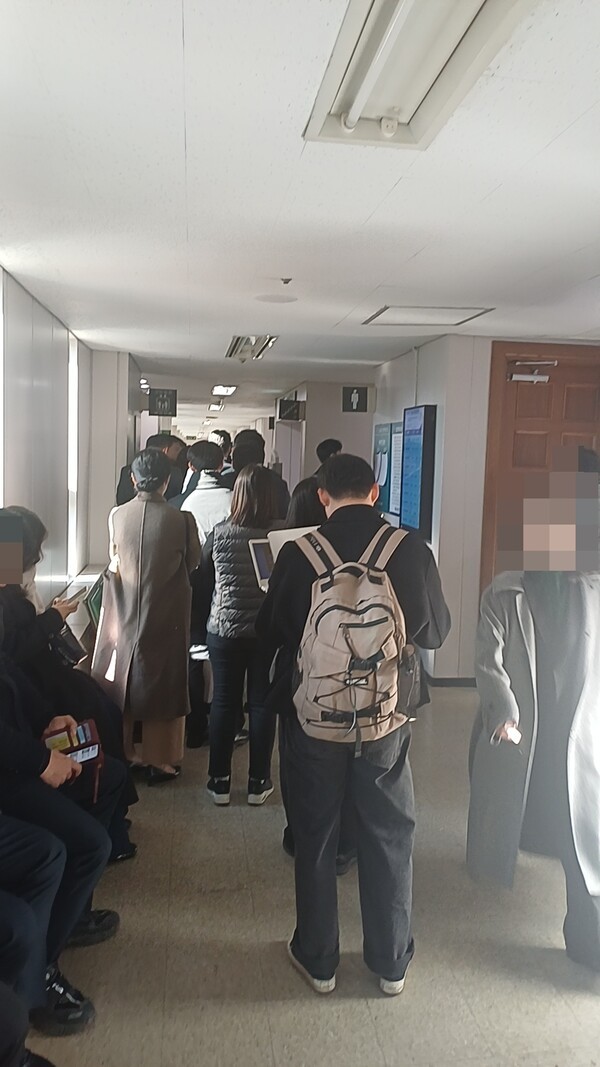 한학자 교주 재판 방청을 위해 줄을 서서 기다리는 신도들