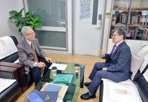 김홍석 목사와 대담 모습