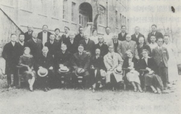 남북감리교회 연합전권위원 모임(1930. 10. 1.), 가운데 앉은 이가 윤치호(출처=위키피디아)